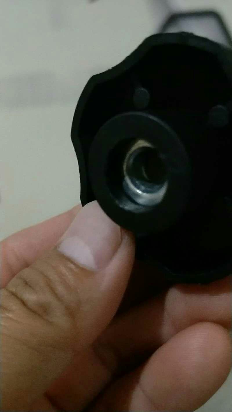 很不满意的一次购物,螺丝帽没有螺口,和卖家沟通之后补发了一个螺丝帽,然后又发现带的弹簧也是坏的,根本是死的,都快拉坏了,弹簧还是拉不开?最重要的是,躺下之后发现头都快到地上了。