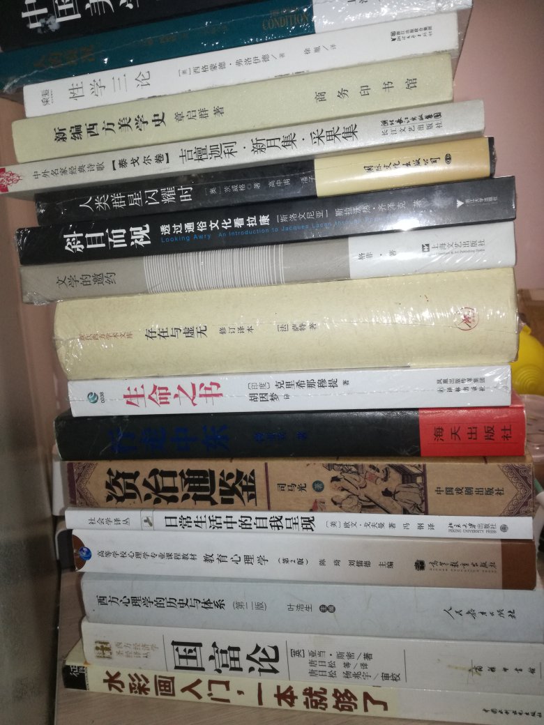 古时“书中自有黄金屋”,现今“读书是世界上门槛最低的高贵”。而这本书,恰恰是一本能丰富我们知识、陶冶我们情操,扩大我们的见识,锻炼我们的思维,对于我们大有裨益的好书。