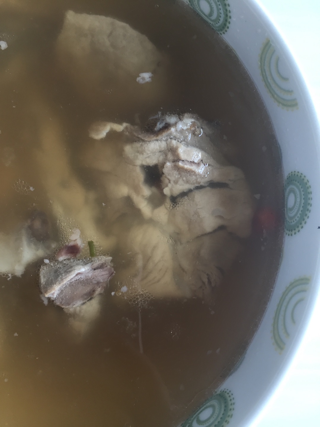 到货真是越来越快了,现在日常的生活用品,零食和生鲜都在上买,快捷方便又放心。生鲜买了好多回了,大多是水果和海鲜,都很好,之前买上鲜的鸡腿鸡肉也很好,回购了几回,第一次买双汇的,买了肉,骨头,肉沫和猪舌。目前只开了腿骨煲汤,发现肉很白筋很紫,不新鲜,大火熬四个小时肉嚼不动。双汇老品牌,价钱又不贵,一次买了很多,可是品质不好,以后不会再买双汇的生鲜了,简直连双汇的火腿肠都不敢买了。