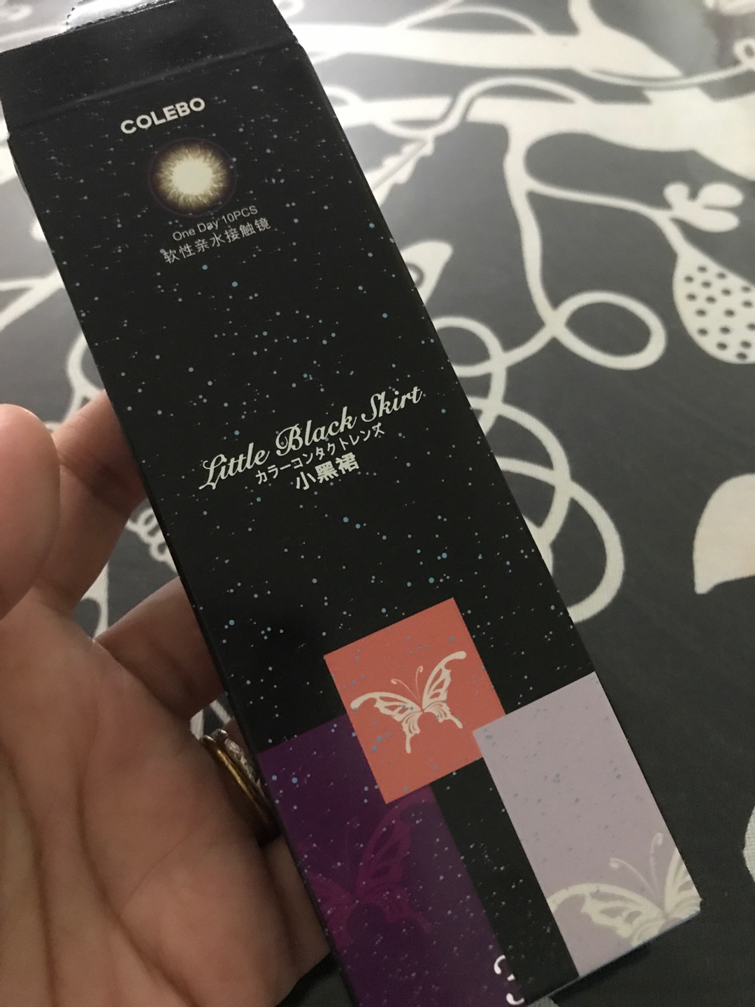 戴上很自然,非常好看,每个颜色都喜欢,各买了一盒,偶尔戴一次,不觉得干,用完了还会买的,偶尔臭美一下戴一次还是很不错的!