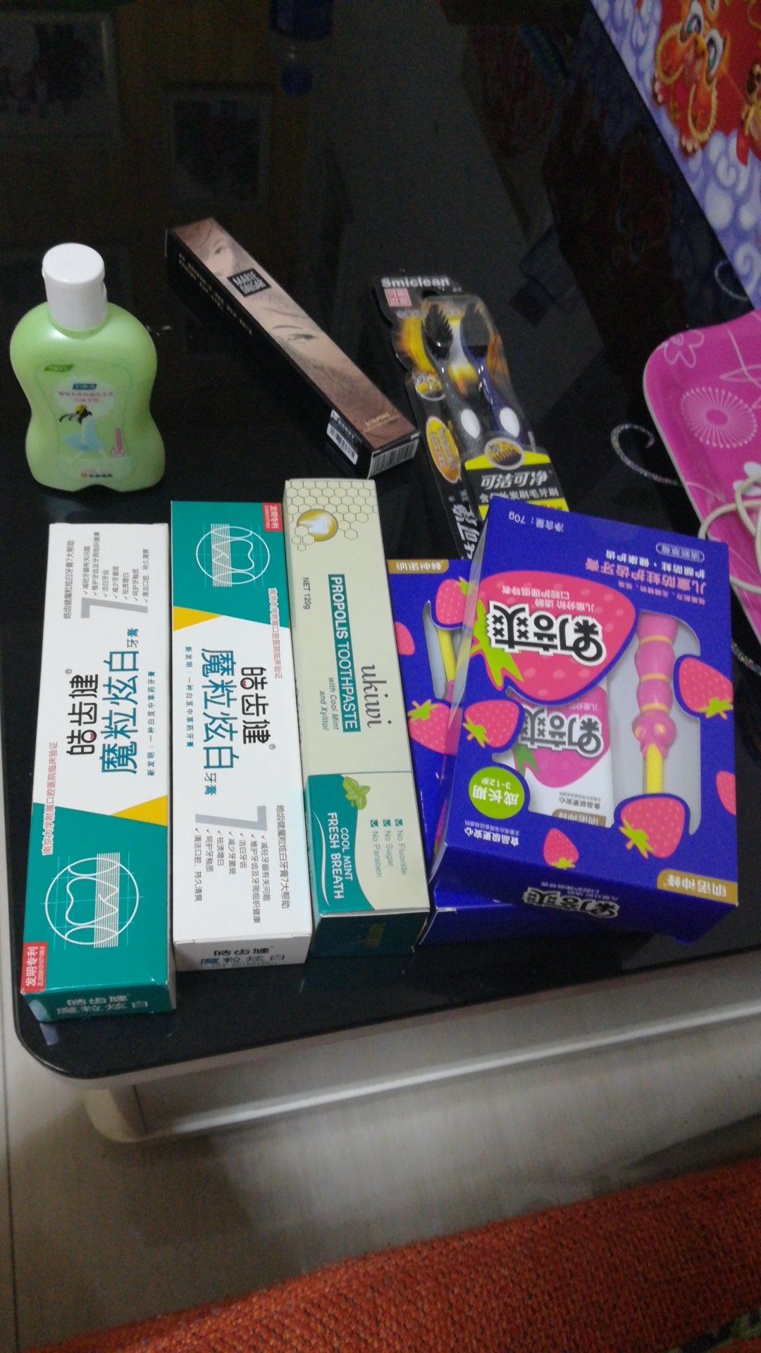 还有一样没到货,真的很划算,都没有用呢,等用完再来一一追评,的速度真的是没的说啊,我都想去上班了,哈哈?。上午买的,下午就到了。这服务这速度能不好吗?佩服啊。买了一堆牙膏大人孩子的都有,牙膏用的快,不怕过期。孩子吵着要草莓味的,终于入手了两个。希望小家伙满意。对了,眉笔看着也不错呢,还有一个附加的芯,第一次买,如果好用,以后就无限回购了,毕竟都是消耗品。