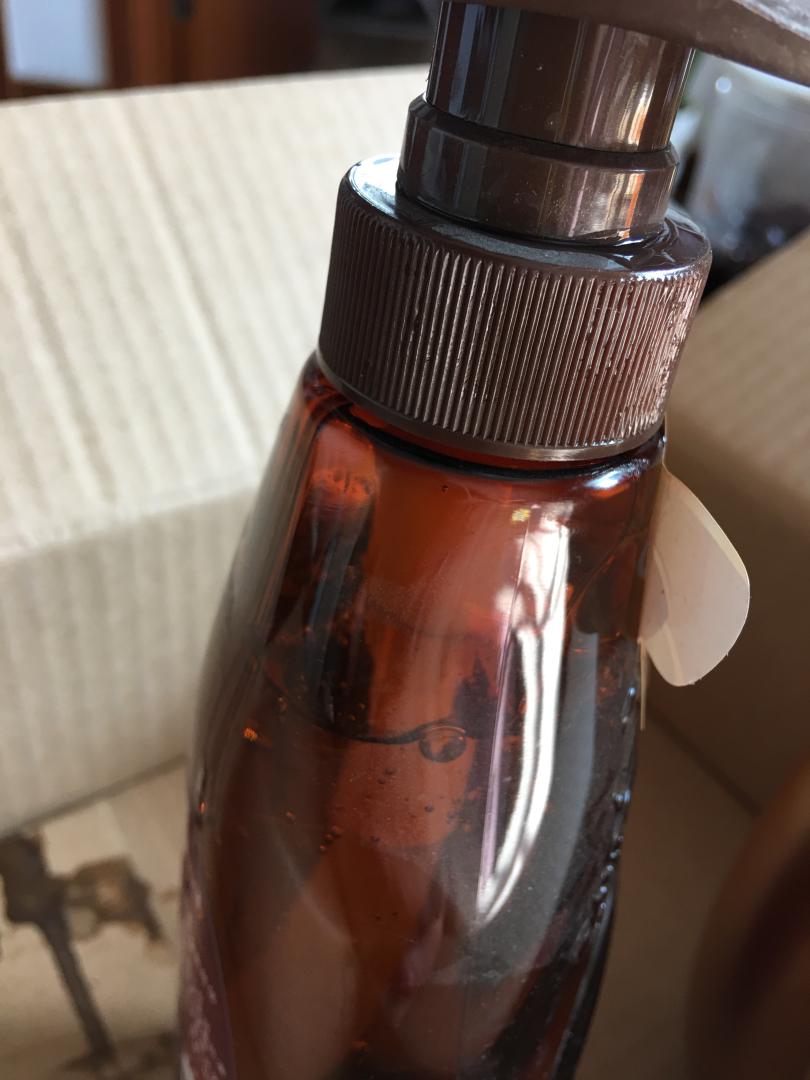 要破产了吗?液体的东西直接装箱,洗发露洒了出来还把箱子戳破了,洗发水少了一截 ,而且瓶子非常显脏不像新产品,速度可是够快 昨天买的今天就收到了 只要速度不要服务质量吗? 我要投诉! 投诉!投诉!