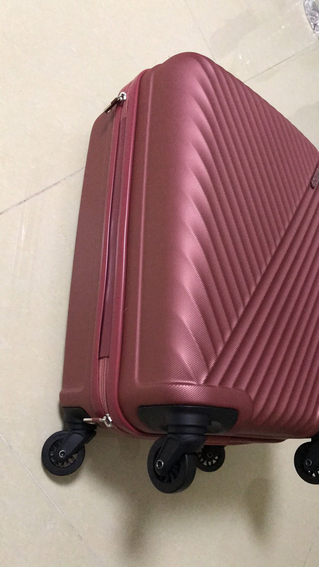 我要给差评,没有侧把手,轮子也是空心的,还没有防尘布……前一天刚帮同学买完一个,觉得很不错,就又下单给自己买了一个,有对比就有伤害,结果很心塞。