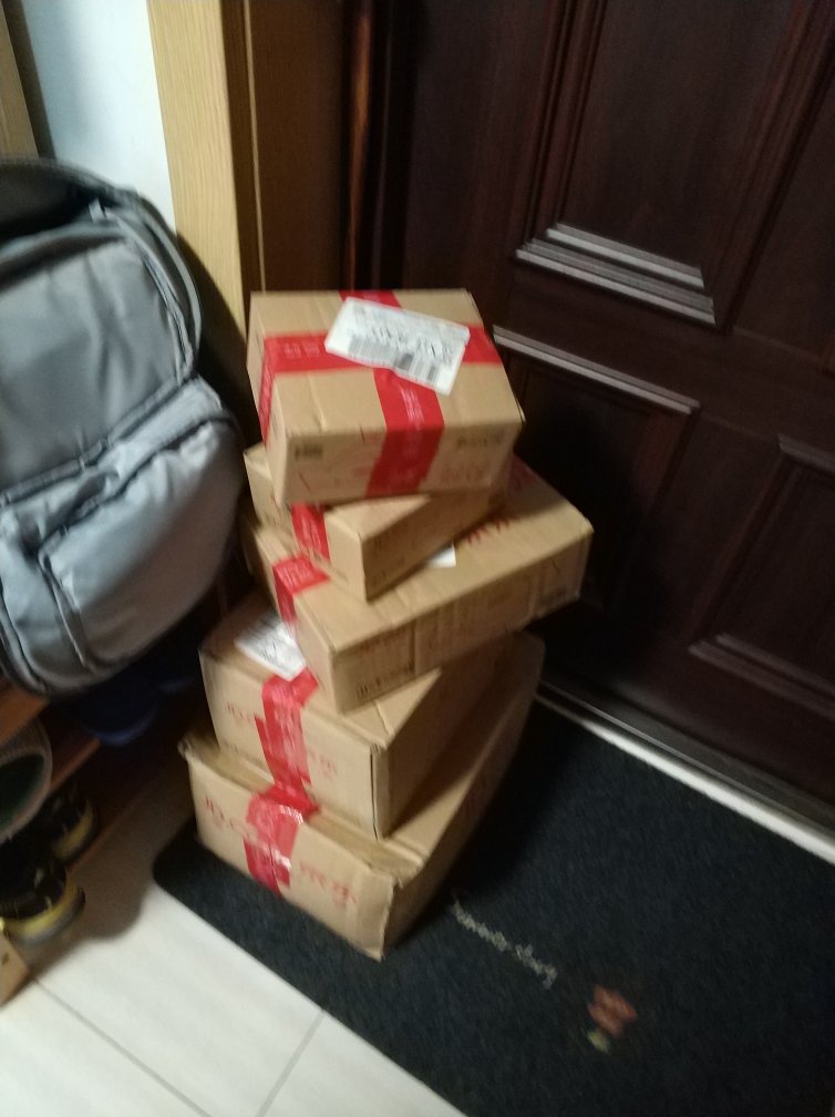 一早上快递小哥就送到家。打开一看好小的一小瓶,想必一定好有营养价值了,我是看评论才购买的,打算马上泡发明天晚上做成银耳莲子羹。给全家补补身体。
