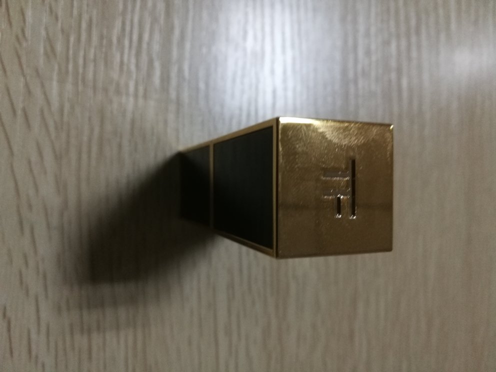 包装比较简陋,不过好在没有损坏,巧克力味道,口红中的爱马仕