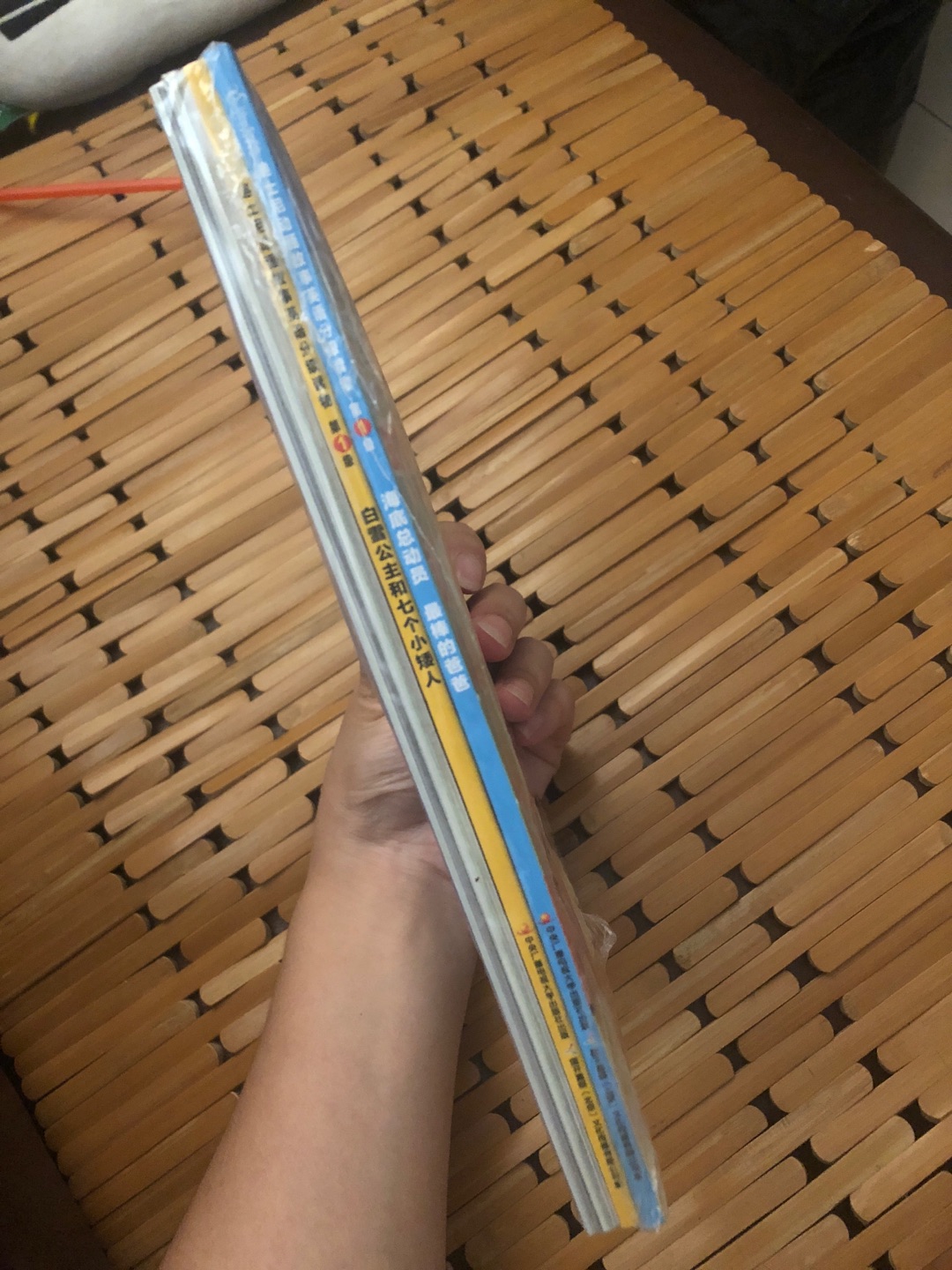 给宝宝启蒙用,第一册简单容易接受。内页插图漂亮,还能扫码学习,全家人一起共度阅读时光。