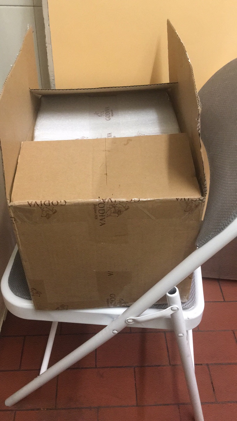 包装太厉害了,小小一盒的巧克力用这么大一个箱子装 冰袋放了三大袋,良心包装啊,会不会有些浪费,没尝味道。看着不错