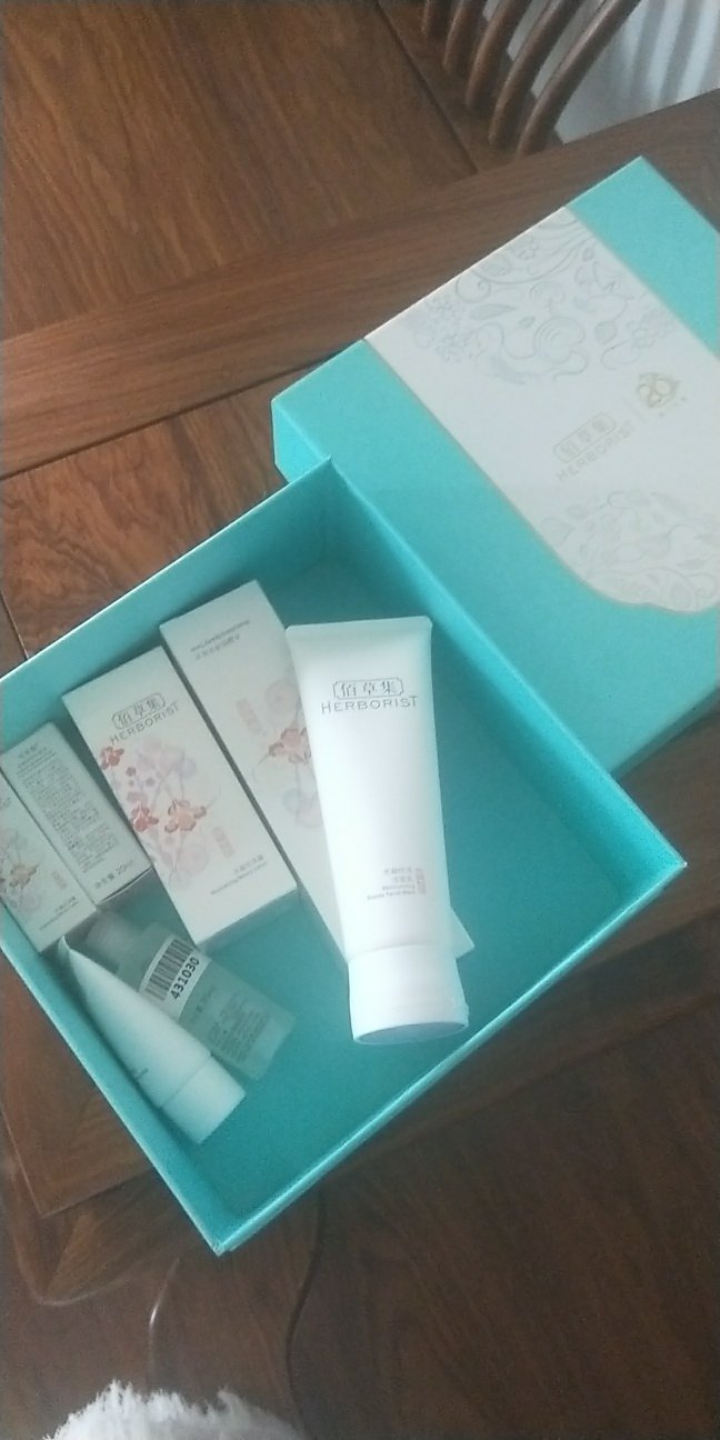用了洗面奶和小样,感觉很滋润。味道较清新