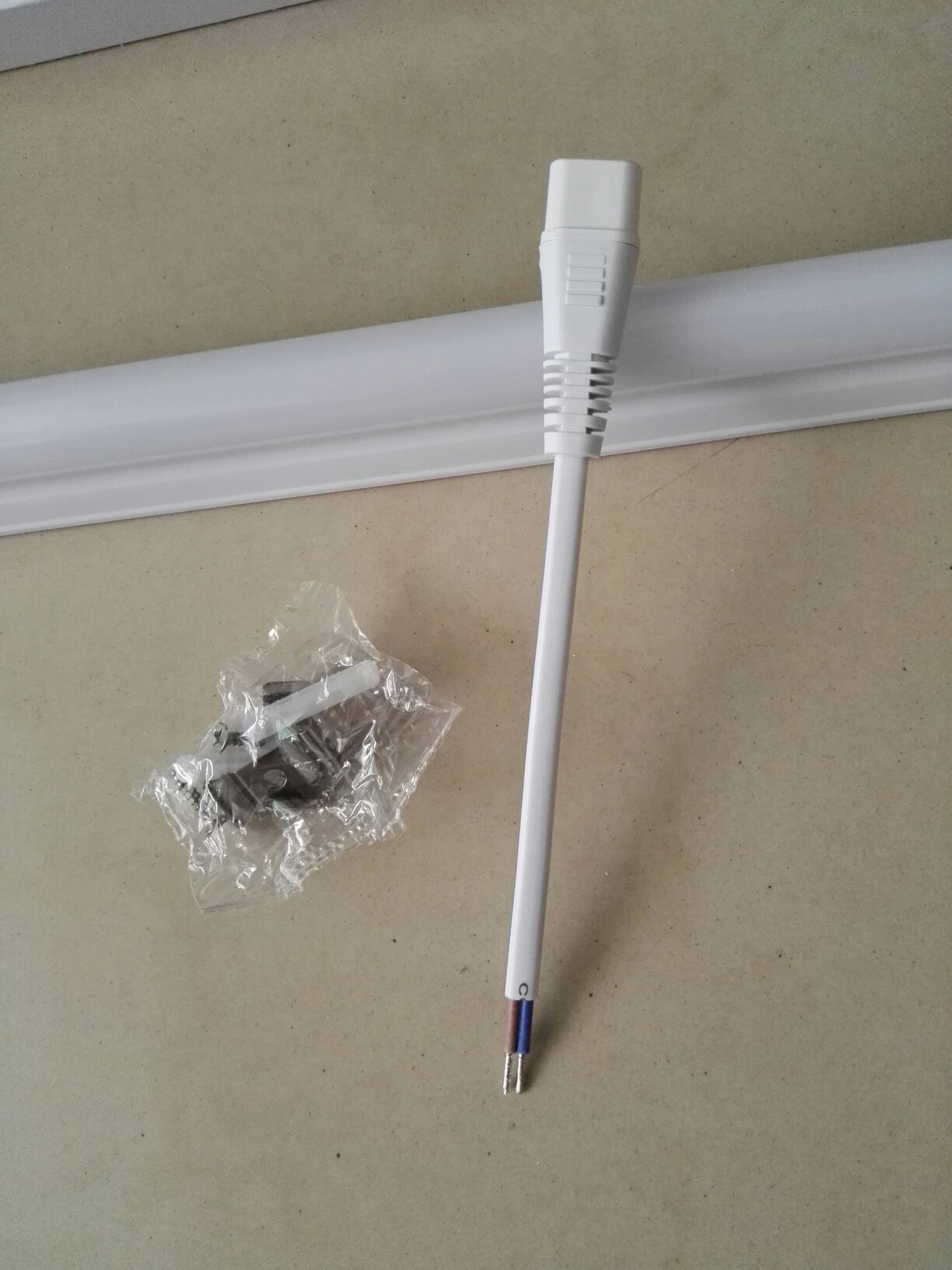昨晚上灯坏下的订单,今早就送货到真神速。包装结实没损坏,配件齐全。灯比较小巧,做工一般毕竟是十几块钱不能要求太多了。