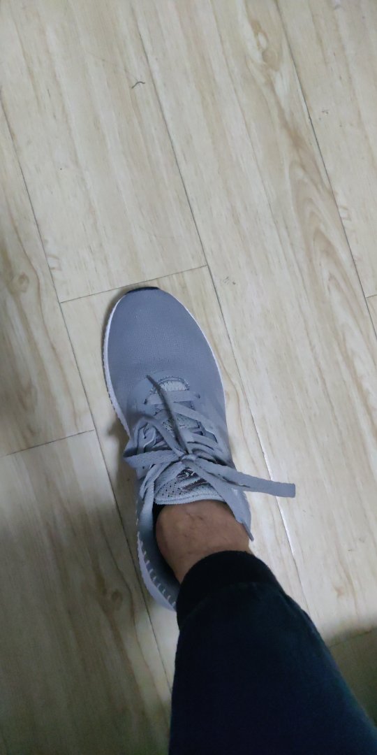 今天刚取的快递,回来就穿上了,鞋底很软,鞋面包裹性也不错,很舒服,物流发货也很快