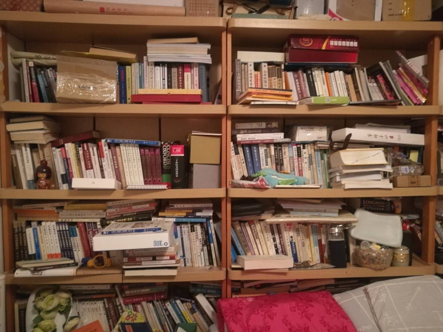 为了买书才下了,结果在买买买的路上越走越远,宝宝现在多以绘本为主,加之一些逻辑方面的书籍,每天没有特意的让他看什么,他自己喜欢看什么就陪着他一起看什么,今晚还看了抱抱、谁藏起来了……四本书。进了群以后跟志同道合的宝妈们一起进步、一起交流读书心得、一起分享读书的乐趣,真的很开心的图书真的是要打满分的。无须问价格,三折应是天花板;2.5折莫犹豫;2折以下囤三年。大促有时应有尽,书友出手忌彷徨。有券用时直须用,莫待无券神自伤。少吃一顿饭,好书囤三箱。,嗯,价格便宜,然后活动很多,真的很不错我家,的书,基本都是买的。