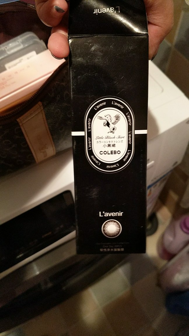 戴一整天也不会干,还不错,就是这个颜色很尴尬,如果不化妆,真的好像白内障,哈哈,督促我化妆了,挺好