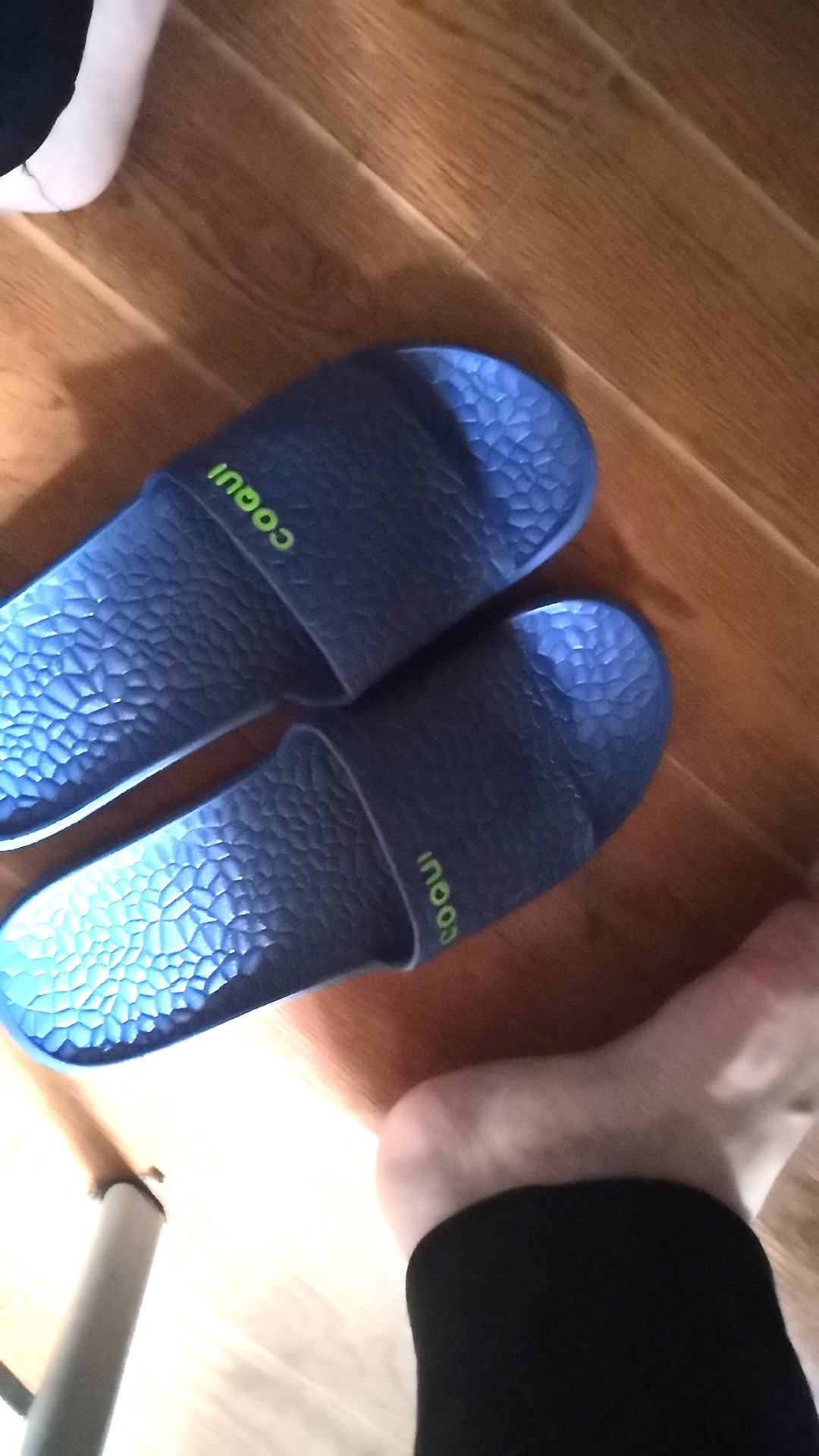 很好穿,材料也挺好的,但是一开始穿会磨脚,很难受,介意的就别买吧,穿久了也就习惯了