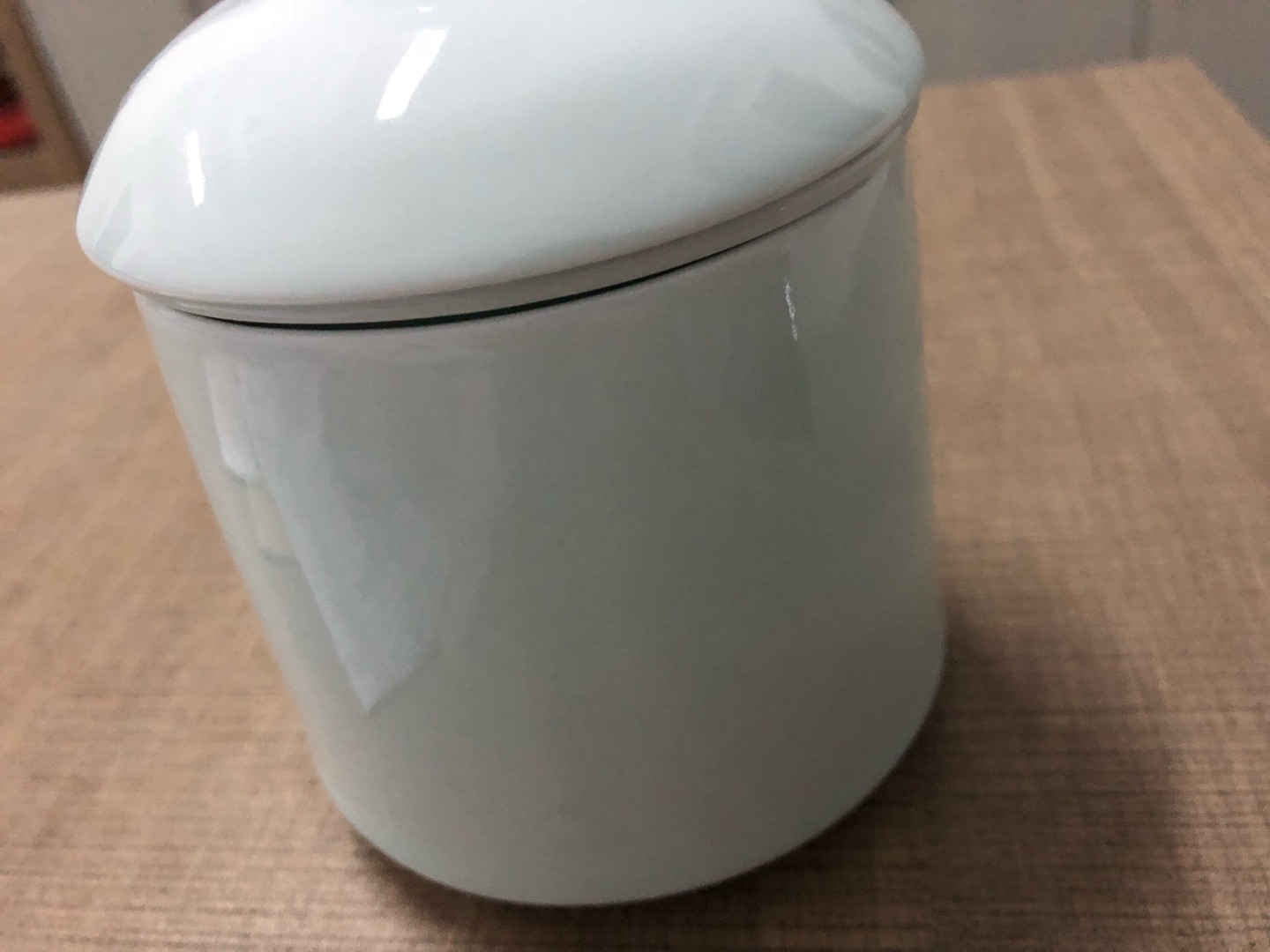 盖有缝隙,杯子底不是很平,可能是手工制作的原因?包装严实,颜色好看,清透光滑,料足,杯子很沉。还没有用,用了以后再评价。