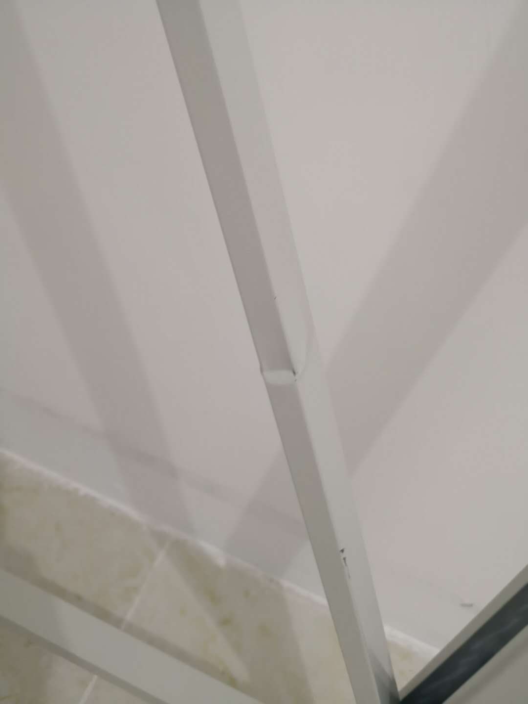 质量太差了!轻飘飘根的!几个地方都开焊了。宣传片上能坐几个人纯是骗人的。