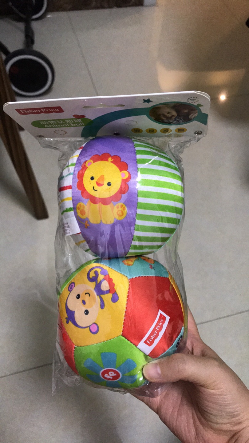 比想象的小,宝宝现在还有点小,玩不了呢,不知道她喜不喜欢,快递员还是很敬业的,七点多还在送