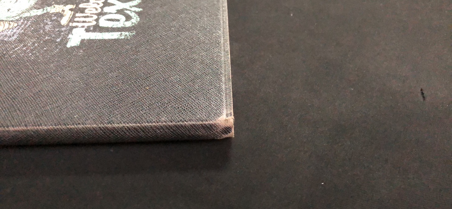 图案印刷清晰,质感好,镂空设计对散热有帮助,但是使用一周后四个角开始明显掉漆,可能还是染色工艺不过关