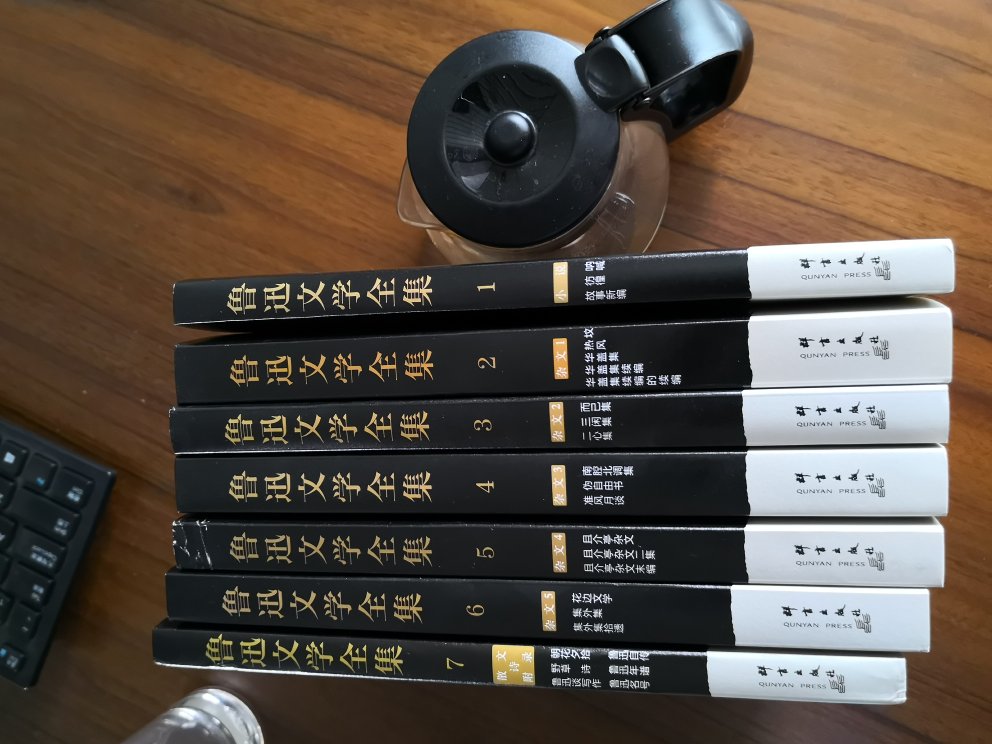 拥有一套《鲁迅全集》是我读中学时梦寐以求的事,现在终于买了他的《鲁迅文学全集》,印刷清晰,字体大小合适,很开心!在现在这个浮躁的时代,常读“鲁迅”,保持自己的本真,真的很有必要!