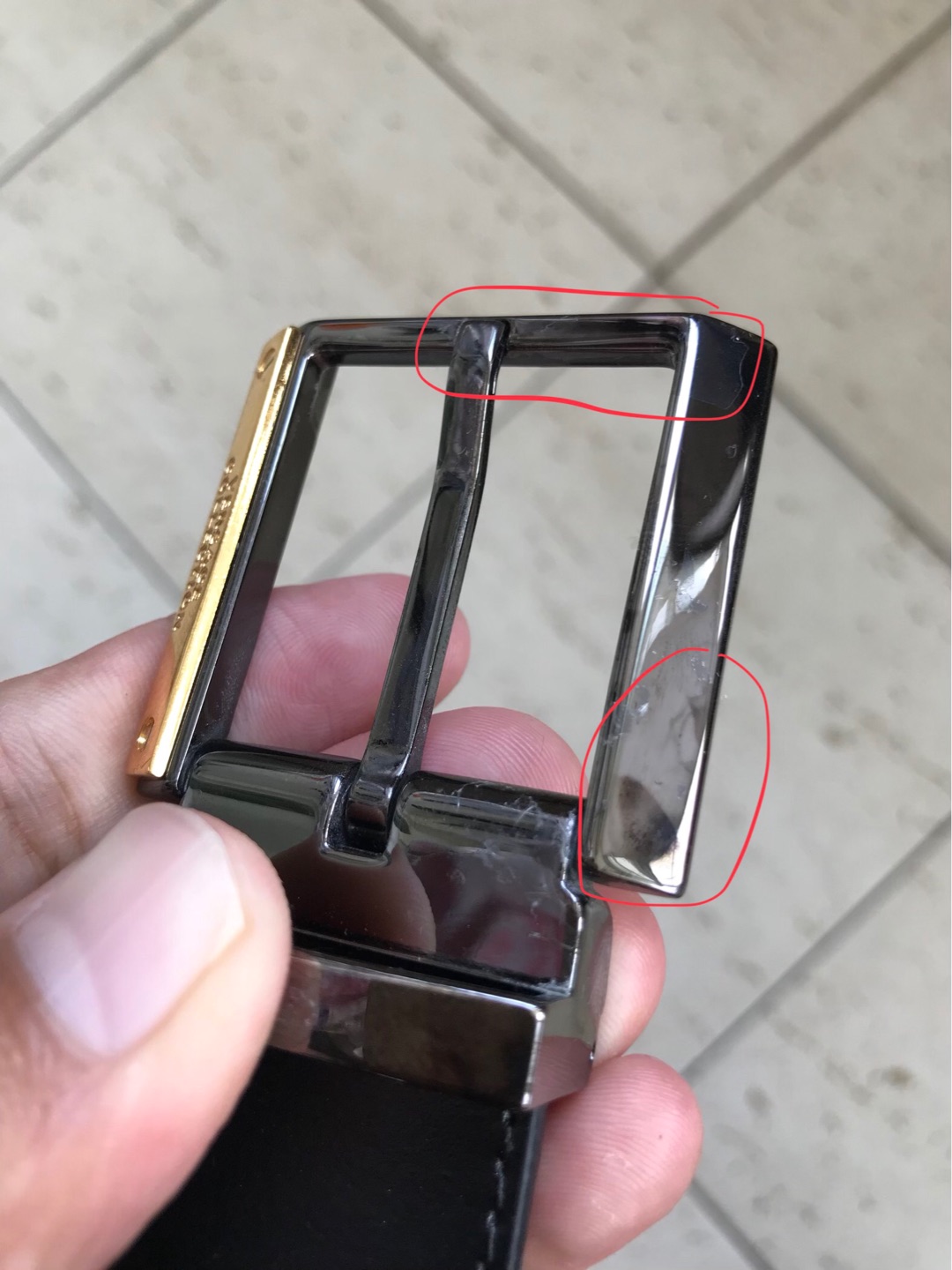 差评!!!这皮带是正品吗,打个问号。618活动时买的,用了一个月后,皮带扣开始掉漆,压痕非常明显,申请售后,各种敷衍,刚开始说供应商不管,要自己去商场随意找个皮带店修一修,什么玩意??明天补图