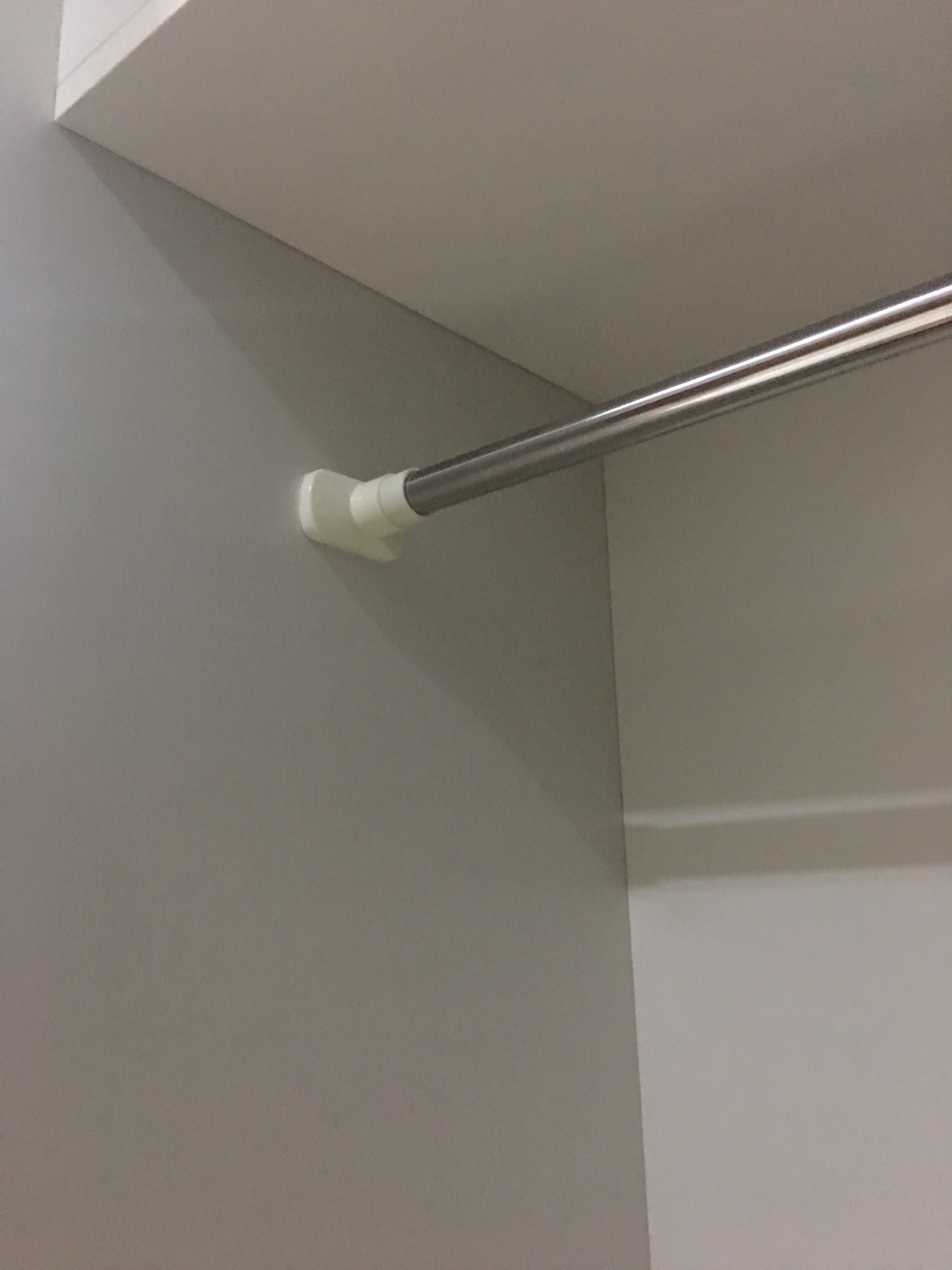 感觉承重一般吧,安装的时候出了一身汗,反反复复,好多次才固定住。承重应该没有6kg,挂了一件估计也就两三斤的外套,而且还有拖在隔板上的,瞬间杆就掉了。之后只敢挂很轻的,出去一天后,回来就如最后一张图那样了,又滑下了好多。不过价格倒是不贵,建议不差钱的还是买个更好一点的吧