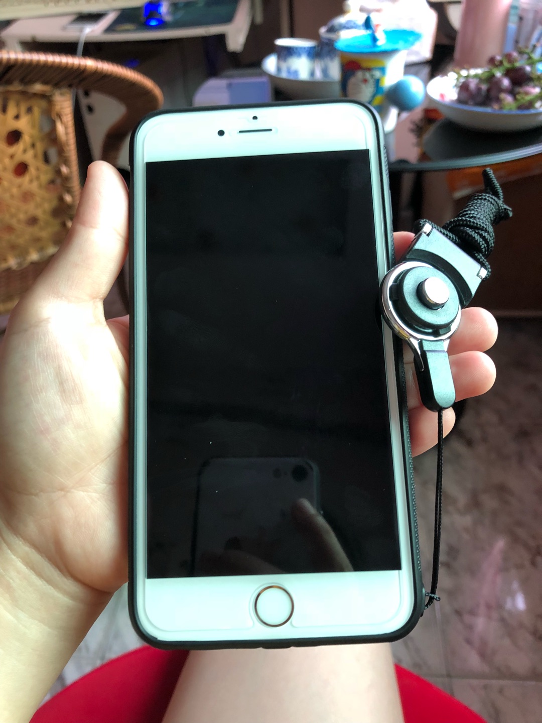 还行吧,没什么瑕疵,95新外观确实有一点磕磕碰碰的,套上套就好了,就是数据线没货也不补发也不退钱,只是补了京豆,总体五分的话只能给4分,配件的东西贵,只能转其他平台购买