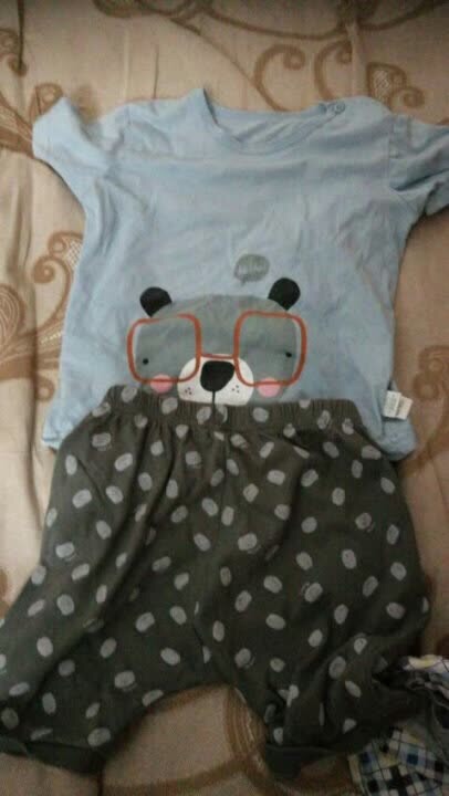 衣服质量很好,快递很快。