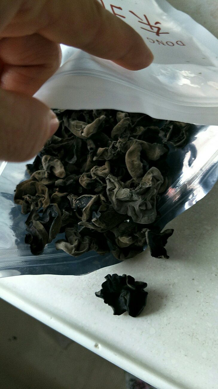 木耳泡开很大,很脆,好吃。