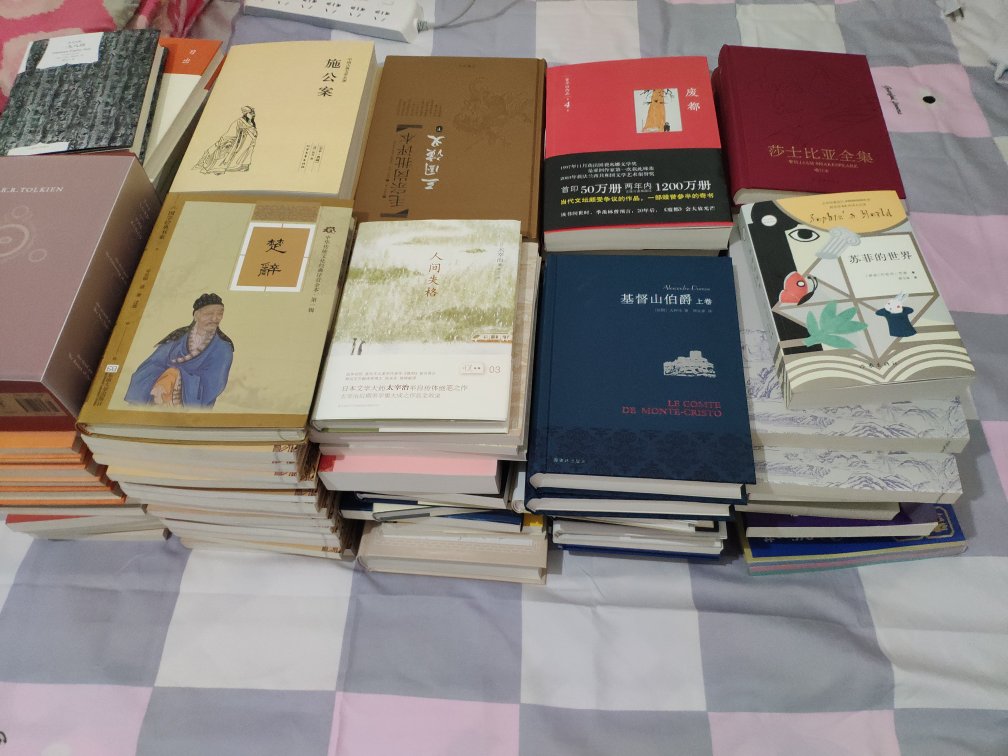 双十一买书都买疯了,就不一一拍照评价了。这书品相完好,装帧精美,印刷清晰,我很是喜欢。在上面买书,一箱一箱地买,先屯起来,然后再慢慢看,真的像有的人说的那样,买书如山倒,看书如抽丝。还是要贵在坚持。