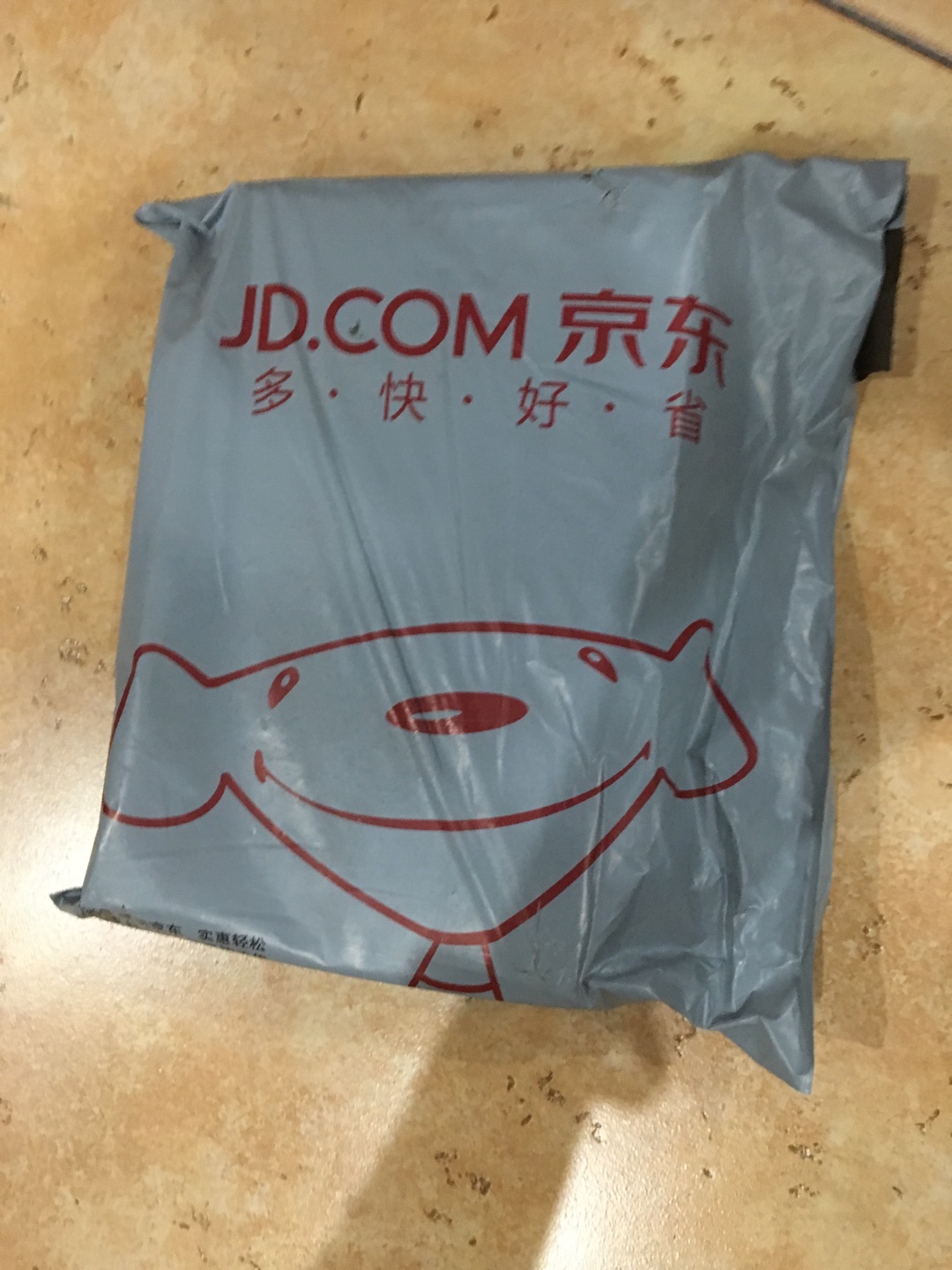店铺发货快,快递也给力,裤子的质量不错。