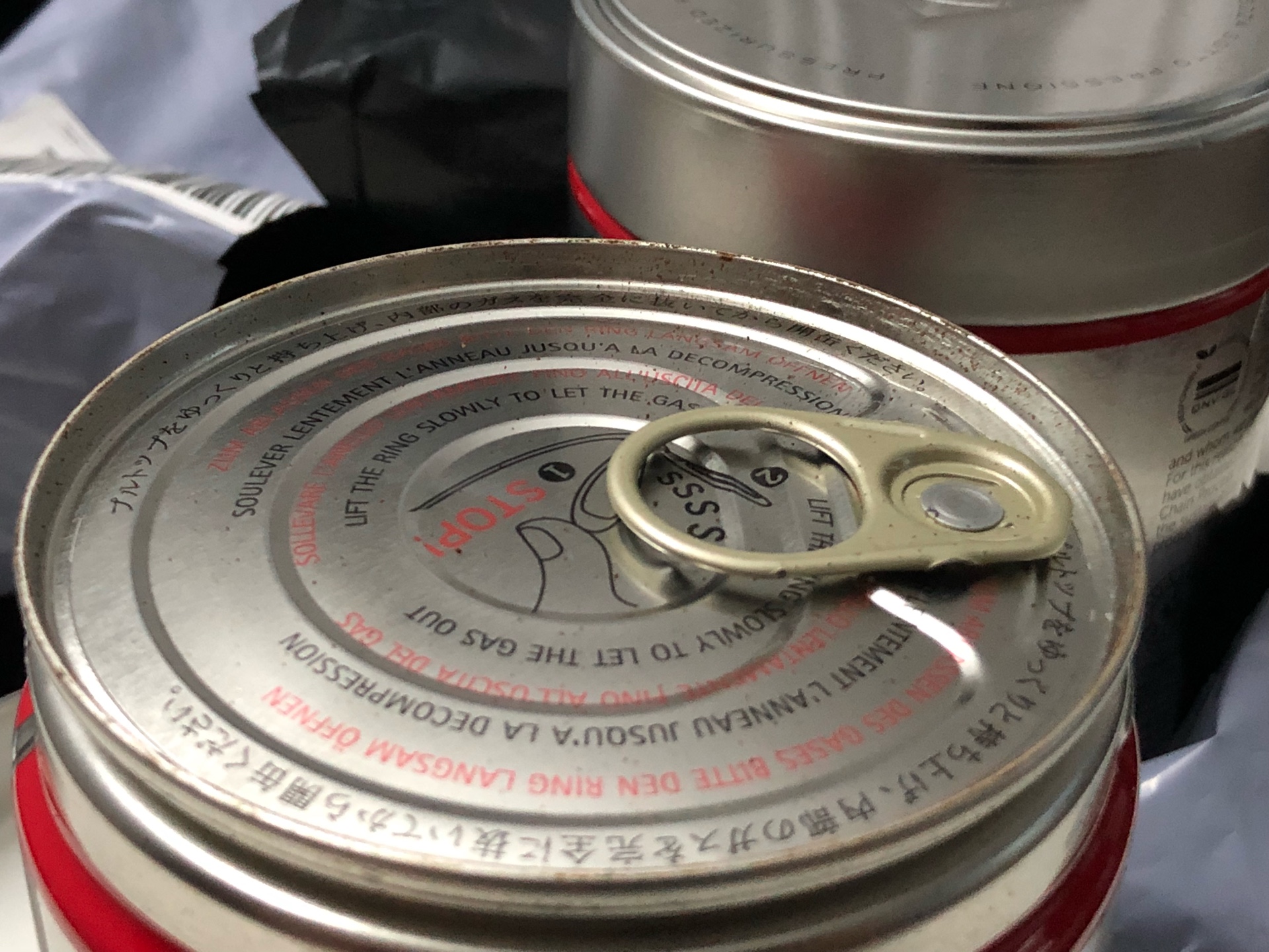 一层塑料袋直接装着两个铁罐,铁罐上修了。还好时间没过期。里面咖啡粉块状明显。但是不是硬块。怀疑时间久或者潮湿原因。 不太满意。