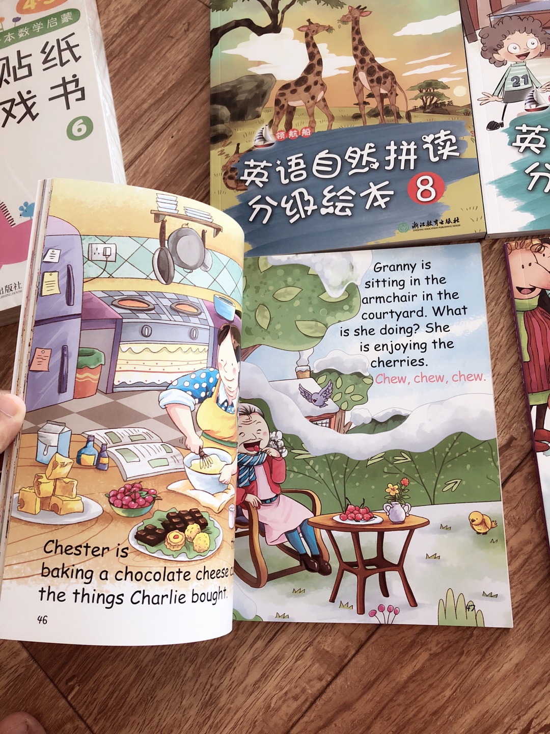 这套书实在太好了,之前买了培生领航船的书孩子特别喜欢,画面美,关键字大,音频也是非常的好。然后这次知道还有自然拼读就买了,一本书有104页,这次价格也非常划算,真的感谢买了这么多好书