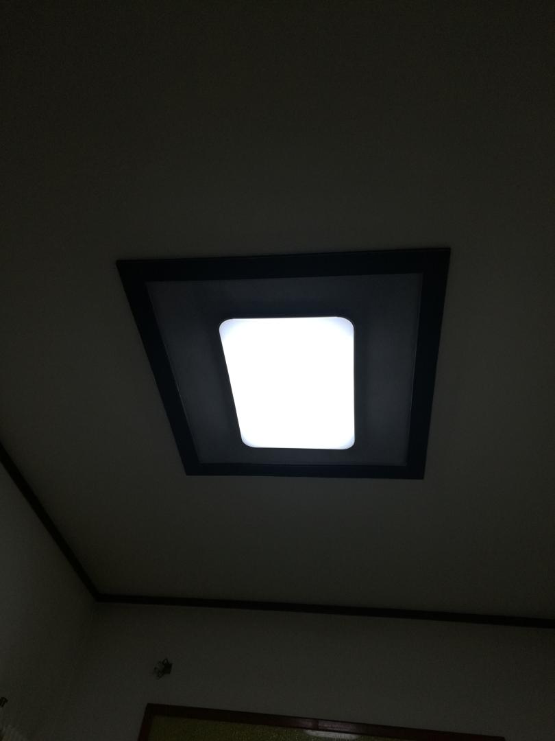 灯很亮,在底下的时候感觉包装好大啊,真正安上去了就感觉其实正好了,没那么大的,以后店家其实可以做点活动啥的,例如送个灯条啥的,里面那么多的灯条万一有一个坏了还不好找。
