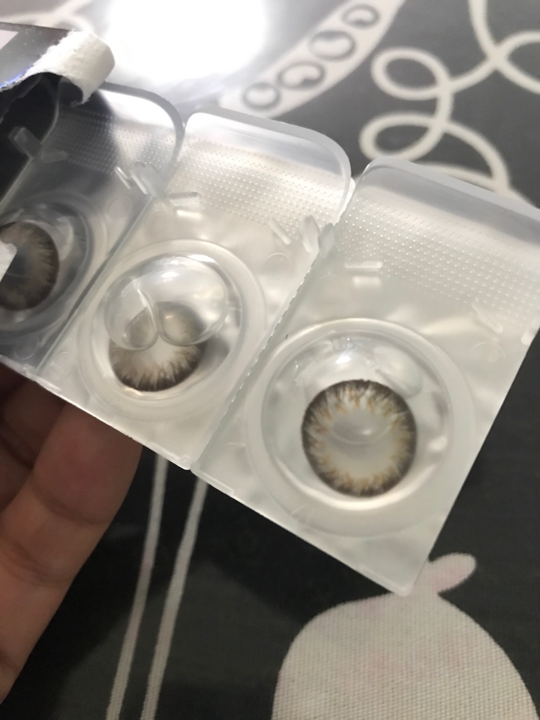 戴上很自然,非常好看,每个颜色都喜欢,各买了一盒,偶尔戴一次,不觉得干,用完了还会买的,偶尔臭美一下戴一次还是很不错的!