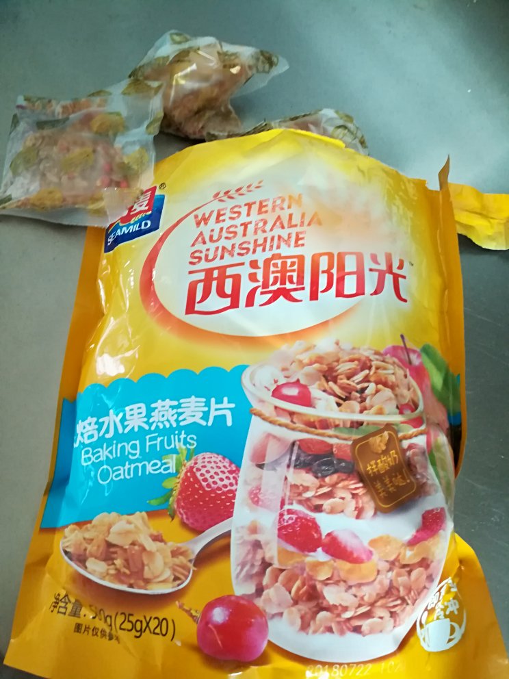 小包装方便食用,营养搭配,香脆可口,麦片中有果仁所以口味偏甜