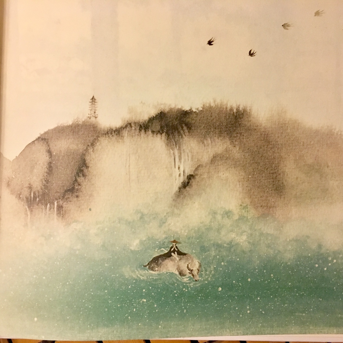 自己贴了点读贴,歌曲有几首不满意,朗朗上口家长和孩子才能学。这个全是新编的,比如《春晓》没有用以前经典的谷建芬老师创作的,太可惜了