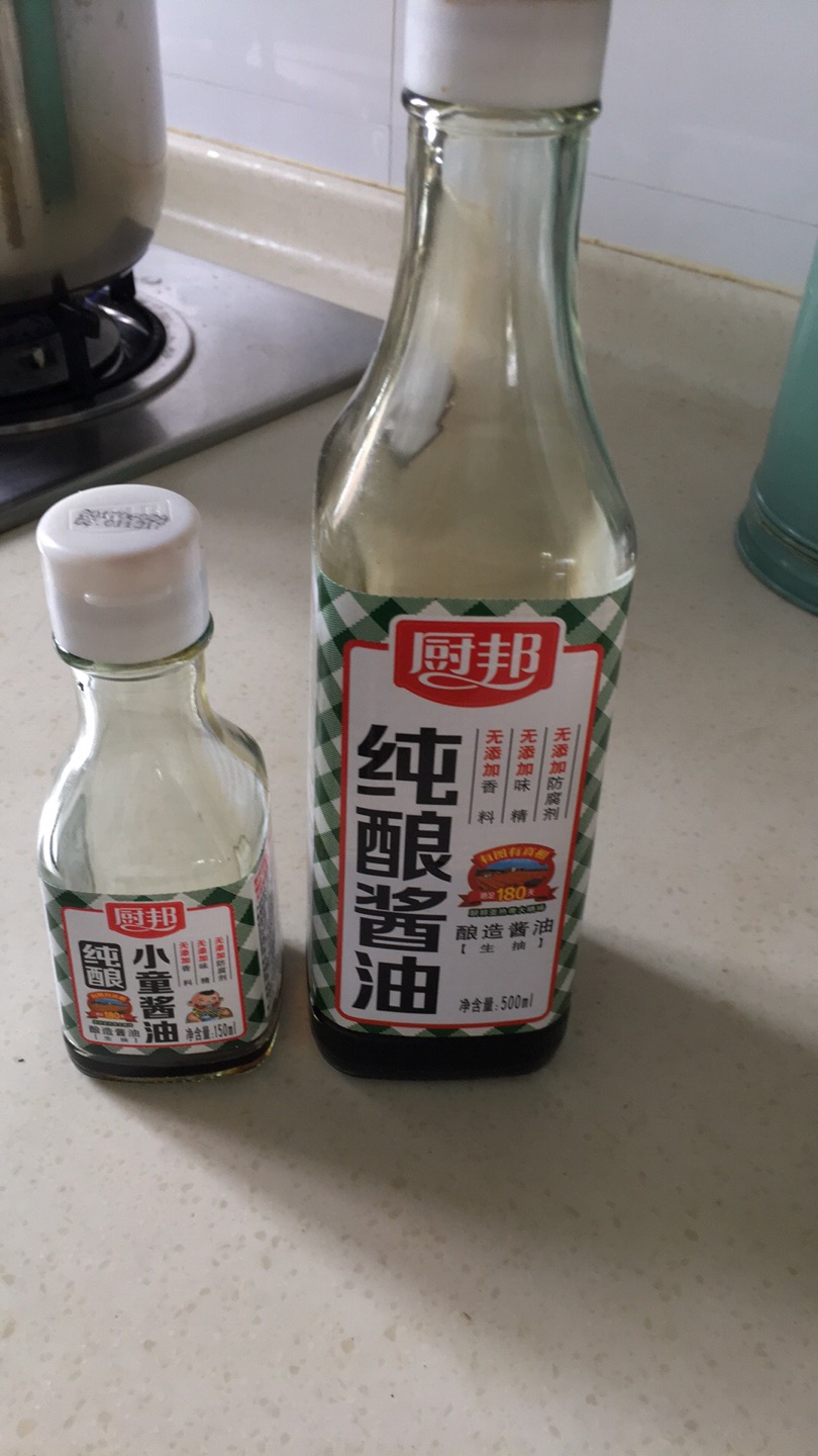 过去一直吃厨邦酱油,感觉很不错。没想到现在居然放了那么多的色素,烧出来的菜都是黑呼呼的,让人没有食欲,还有害身体。商家的心是不是也像酱油一样啊!
