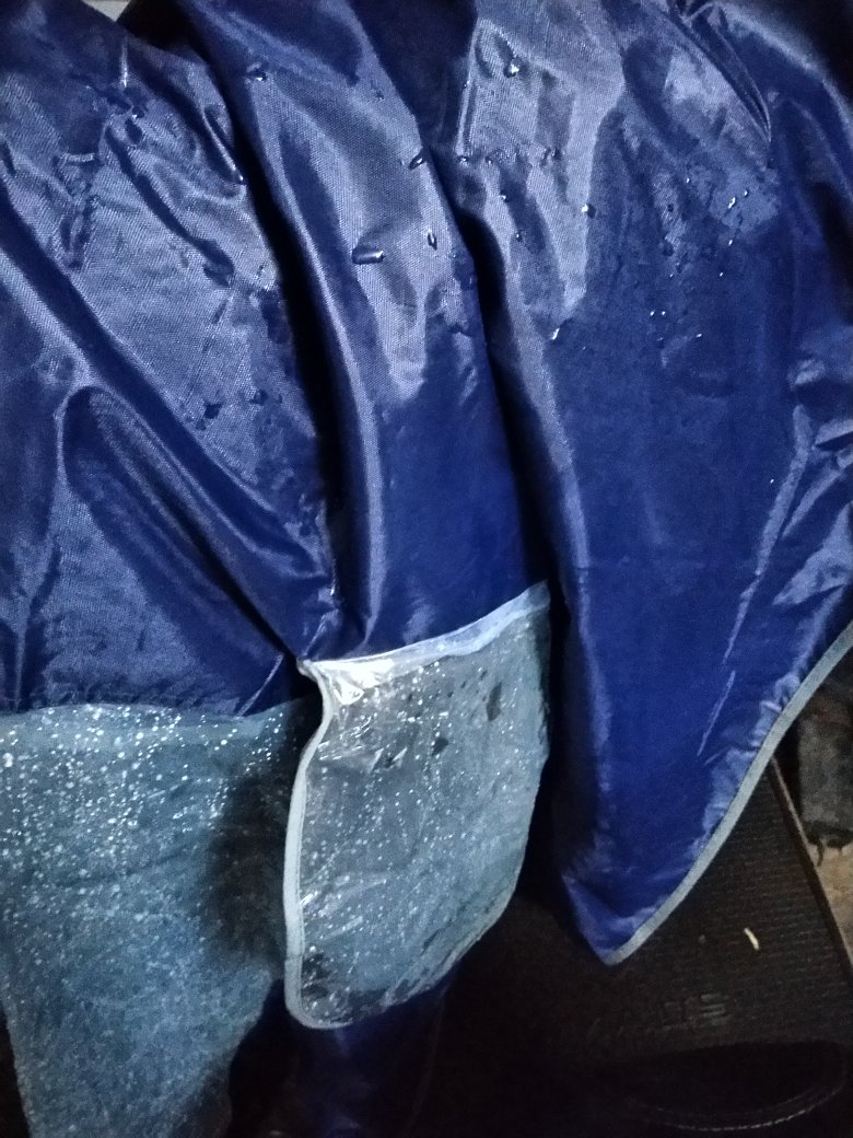 雨衣虽然感觉有点薄,但不渗水,质量不错,价格也实惠。