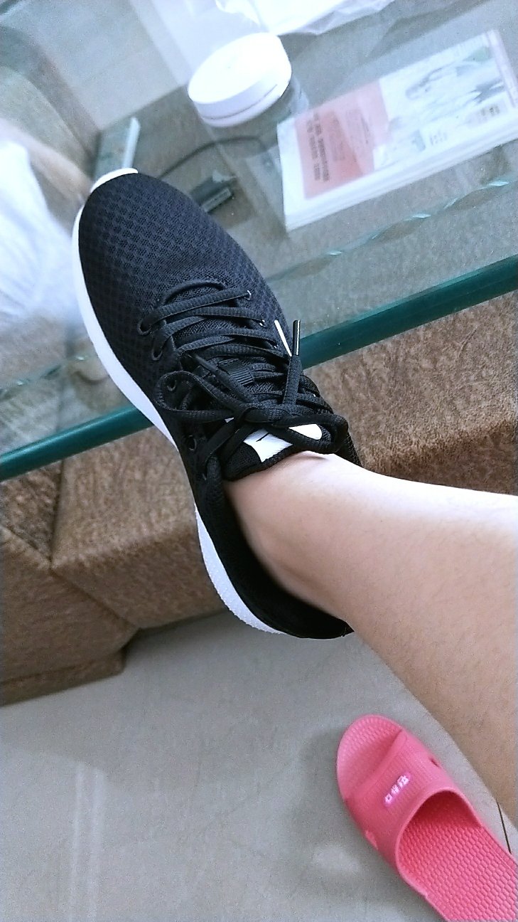 鞋很好,穿上很舒服,版型也很好看,鞋垫也很软,价格也实惠,昨天晚上买的今天中午就到了