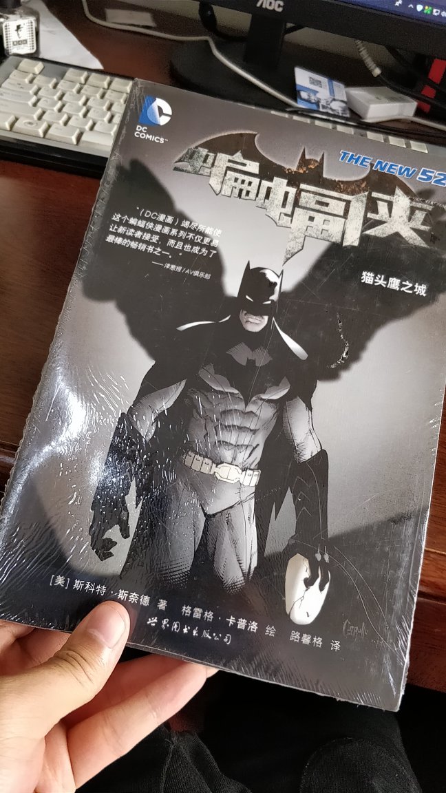 蝙蝠老爷,永不落幕。 万众期待的新52《蝙蝠侠》(Batman)主刊合集第二卷。《蝙蝠侠 猫头鹰法庭》事件大结局! 黑暗的羽翼,黑暗的城市。 一个世纪以来,猫头鹰法庭秘密地统治着哥谭——他们无处不在,势不可挡。 直到他们遇到蝙蝠侠。 哥谭的义警运用他的智慧和身体从法庭的魔爪下逃脱了。暗夜骑士战胜了这些新的致命入侵者,但是还未赢得战争。蝙蝠侠只是法庭要征服的第一部分。现在他们将视野投向了更大的目标:哥谭。 这些罪犯将威胁到蝙蝠侠所有重视之物:他的秘密身份,他的家,他的指挥中心。他对于朋友的信任以及对于敌人的了解。通过法庭危险的小兵,利爪们,来摧毁他。暗夜骑士和他的同盟必须竭尽所能,赢得这场对抗,战胜这群他前所未见的危险猎食者。 这场为了哥谭灵魂——以及蝙蝠侠——的战斗结束于此。但是在他们最终的对抗里,关于布鲁斯·韦恩被揭露出的惊人**,是否连蝙蝠侠都无法承受?