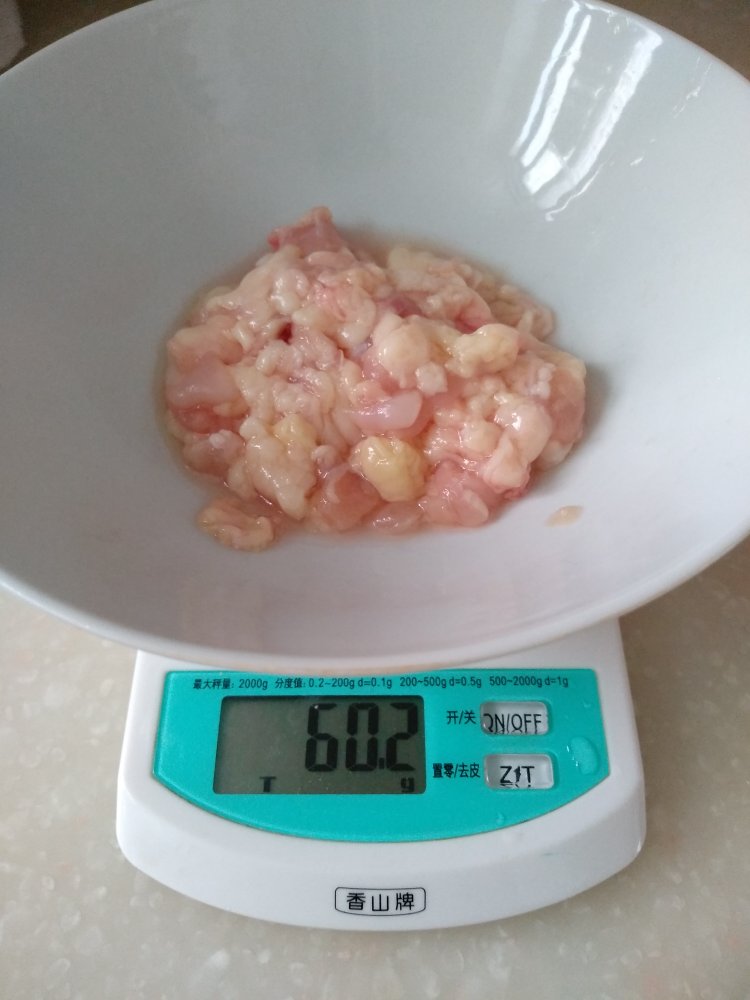 一袋腿肉,清理出60g油。搞活动价格还行,比超市便宜一些。