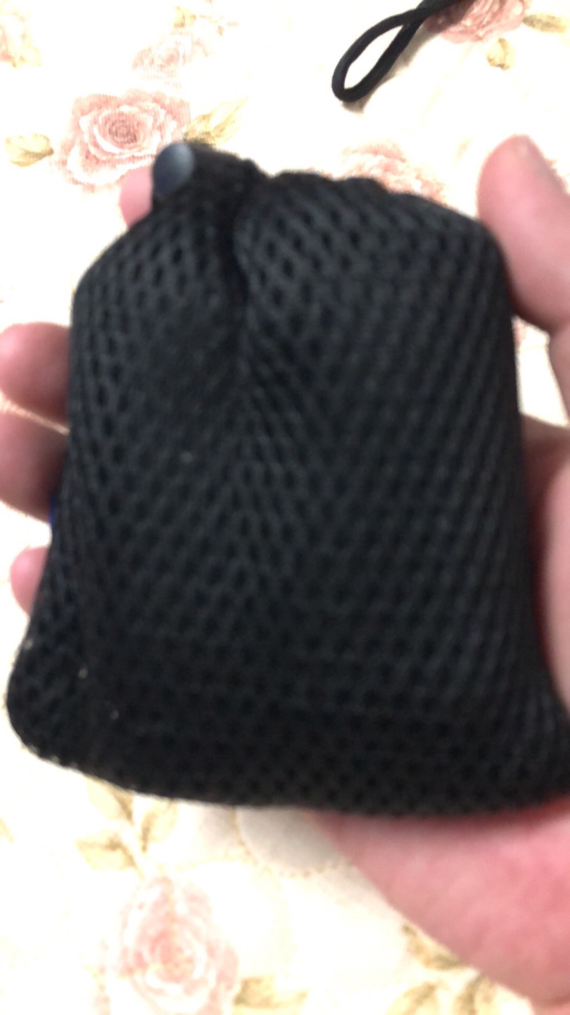 手掌大小,个头在充电器里面算大的了,在充电宝里算适中吧。充电头一直信赖anker,不仅仅因为十八个月的质保。附送的收纳袋有点low……