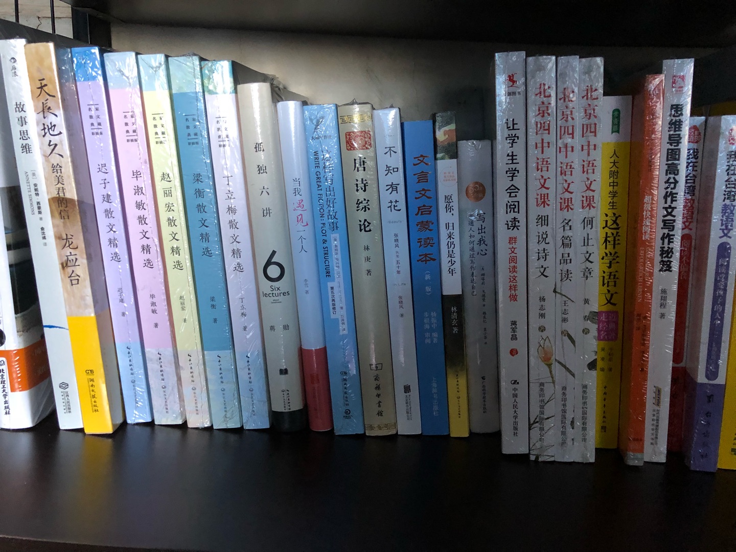 在陆陆续续买了很多书,而且彻底沉迷在买书这件事情上无法自拔。每每有折扣,心底怪兽就开始暴动,主要是便宜,特别是和实体店相比,但是最便宜还是618了。书买的太多了,无法一一评价了!总而言之,买书找!
