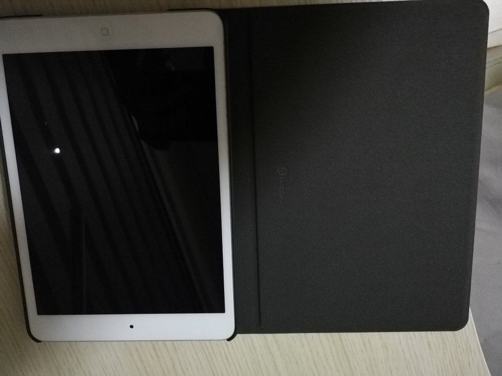 此品牌的ipad 保护套做工精细,实惠好用,很合贴,快递员很幸苦这个时候(晚上9点半)还送货上门,评5分好评。