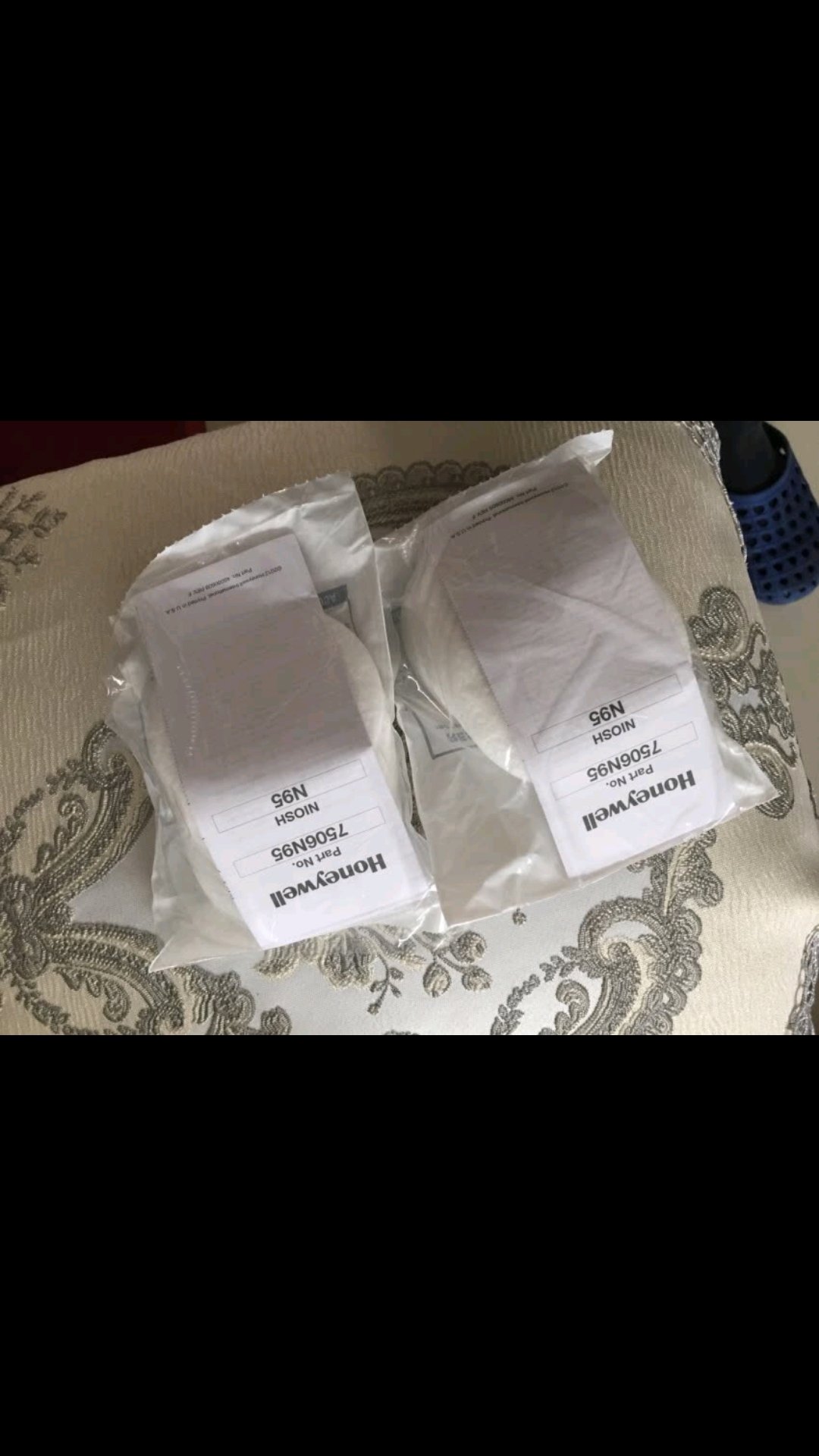 有一个带子没有扎好