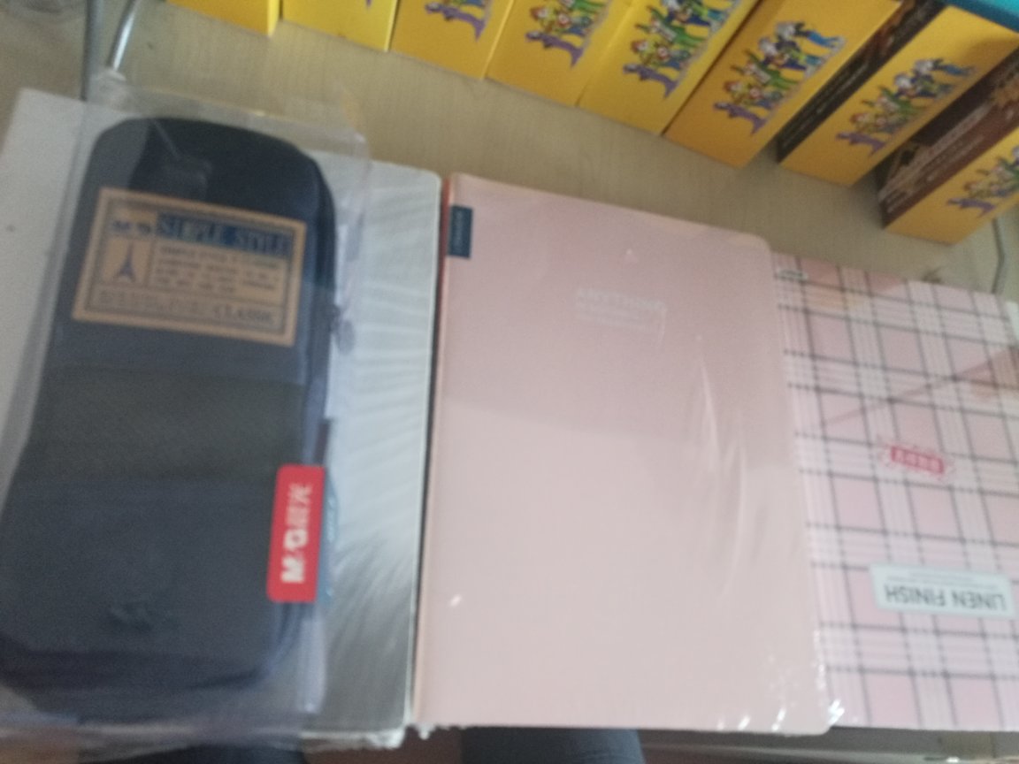 趁打折存了一堆,这套本子比纯色款的好,凡是晨光本子,每本的后面都有个带晨光标志和二维码的标志,那个纯色本子买来后翻了个遍,没有任何标志,是不是挂羊头卖狗肉?!比较了一下同等规格和页数的英语本,都是8本装,纯色要明显薄一点,有种上当的感觉。这款就好点,很正规,跟店里卖的一样。