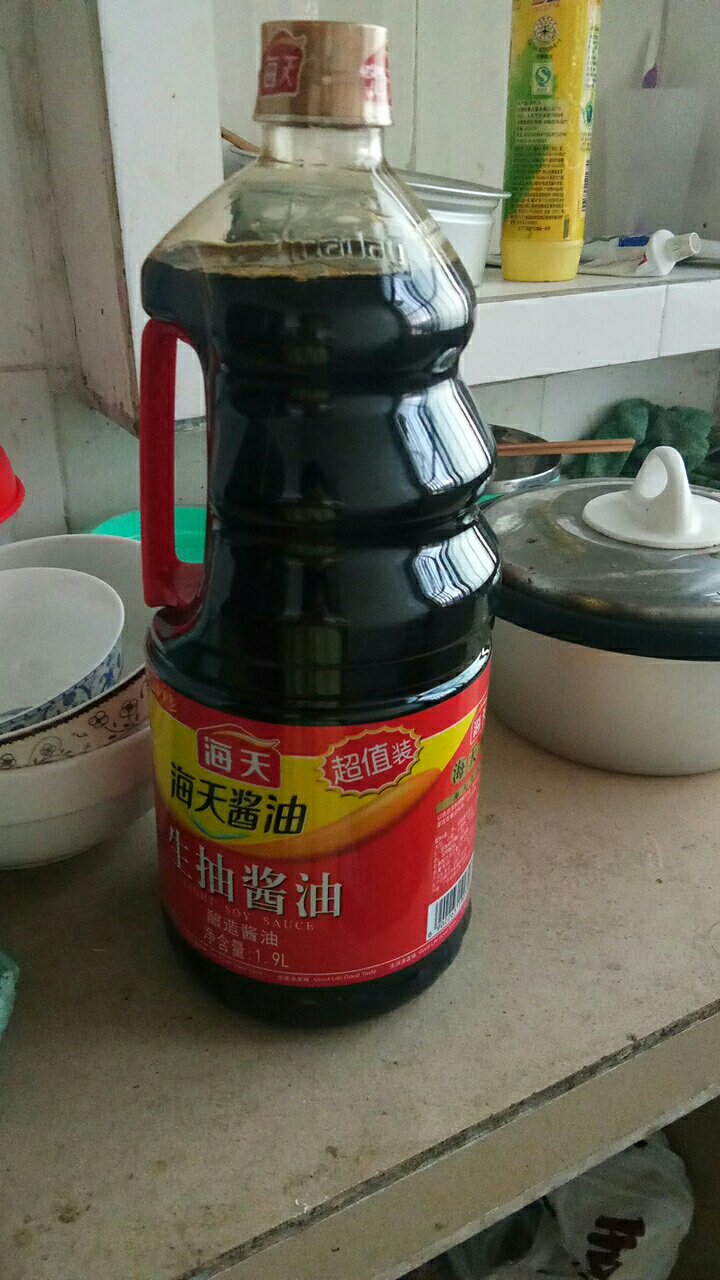 9块8买的,好大瓶,比超市买的经济实惠。一直都喜欢海天酱油,没换过。