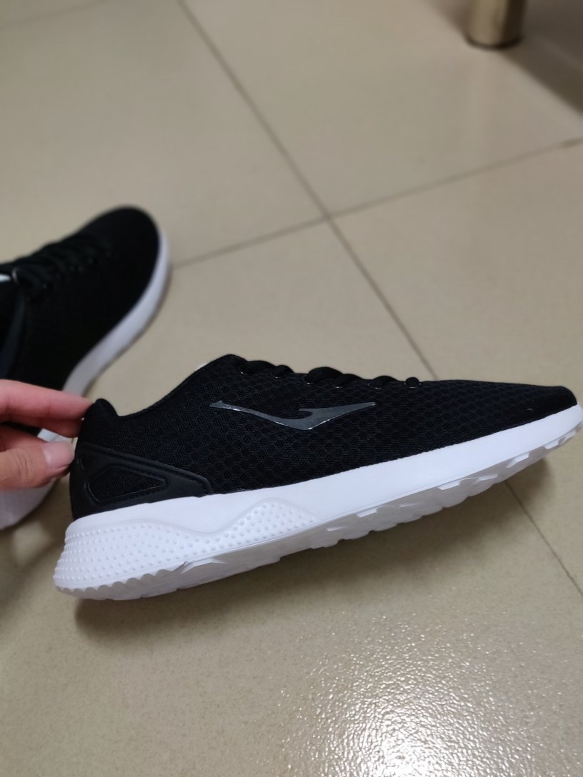 这鞋子穿的舒服,跑步?很轻松,好看?,物流就是棒棒哒