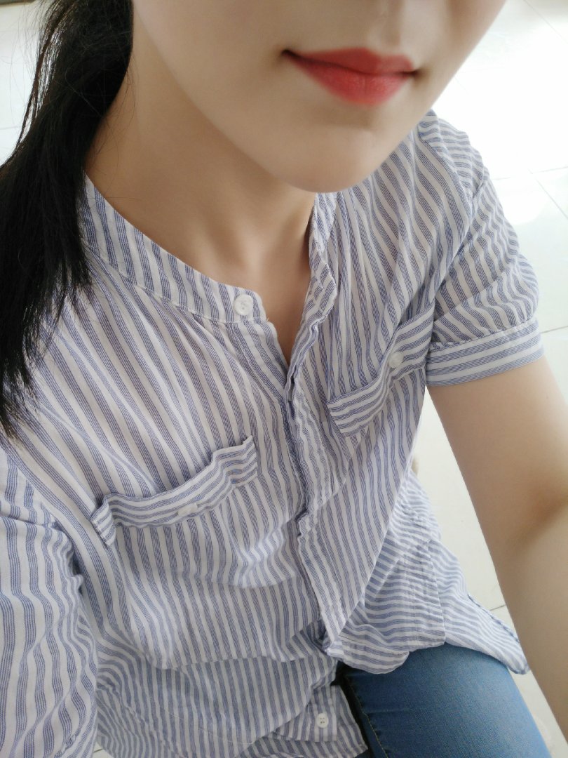 口红?有深深浅浅四道竖痕 不开心 看在它实在是美 就留下了 果然雾面自带高级感 偏橘色的 薄涂日常 洋气极了