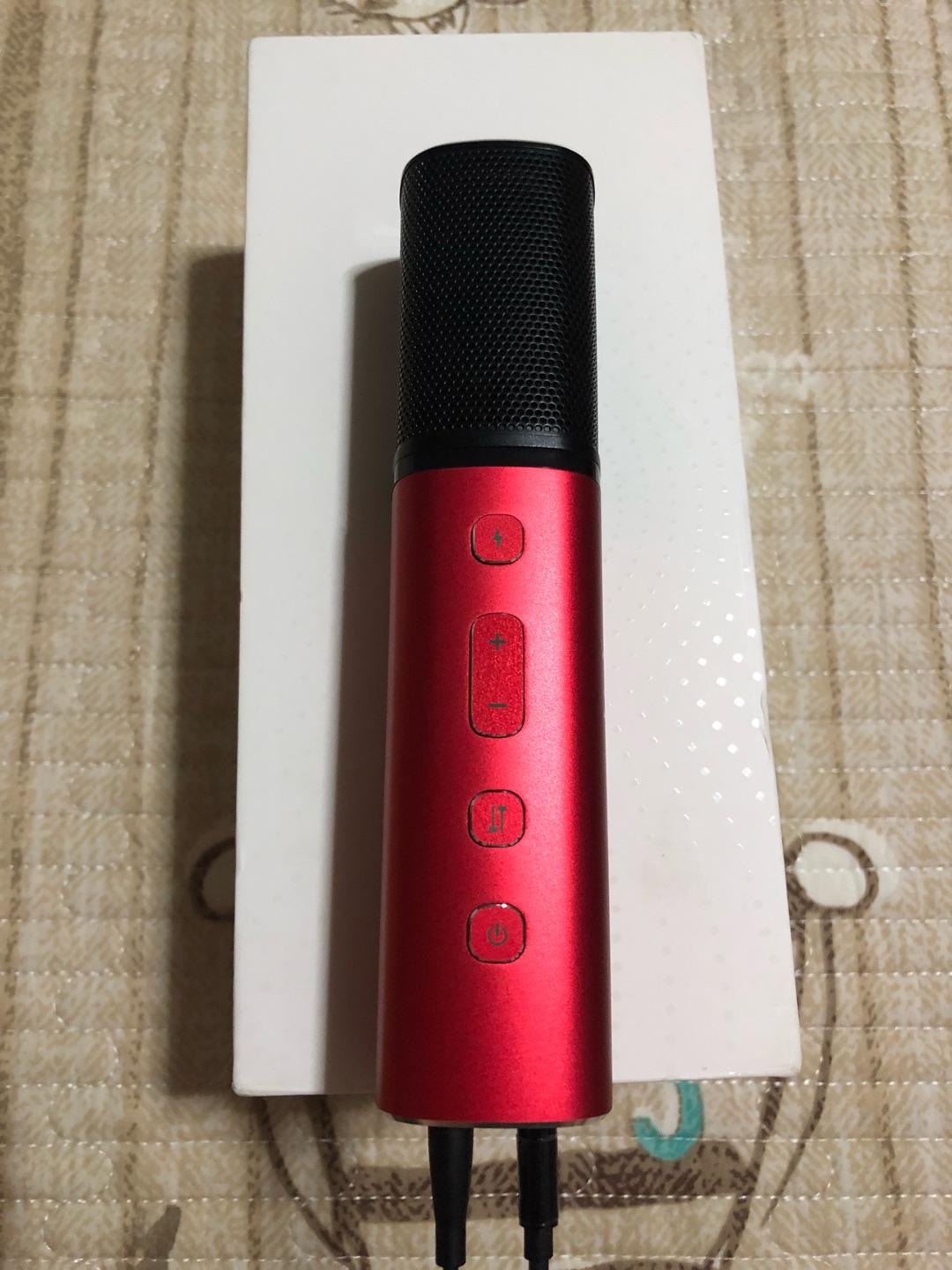 样子小巧可人,轻便好拿,试唱了两首歌,效果不错,特别感谢耐心讲解的客服人员,帮助我选择了一款很不错的麦,这回喜欢唱歌的我和孩子在哪里都能唱的很开心了!!值得推荐!