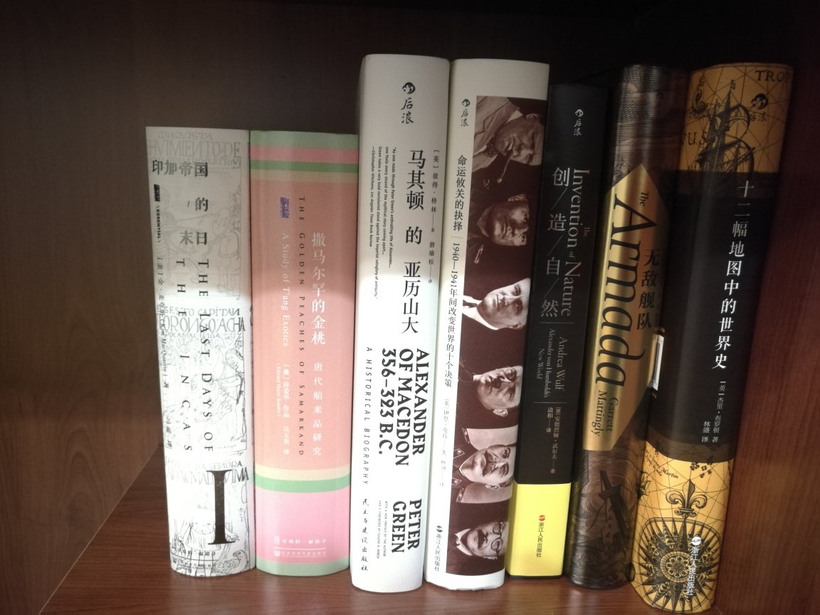一战背景下五路人马五条叙事线:威尔士的矿工少年和他的被伯爵抛弃后成长为女权政治家的女佣姐姐、美国政治权贵家族的青年外交家、穷困潦倒的俄国兄弟、富有英俊的英格兰伯爵和他的致力于民主女权和**的妹妹,以及痴情的德国特工……俄国贵族的没落,苏维埃政权的出现,英国工会的力量,美国的自由与包容,等等等等。战争的发生其实是各方影响的结果,看大事件是怎样由各路小人物一起推动的,又看小人物在大事件下又受到怎样的影响。真实的历史,虚构的小人物故事,却也穿插了真实的历史人物。主要人物虽然基本都参战了,不过基本都没死,受伤在所难免。开篇很有唐顿庄园的味道,但唐顿庄园虽然有一战等社会背景,却始终只是家庭剧,巨人却走得更远。